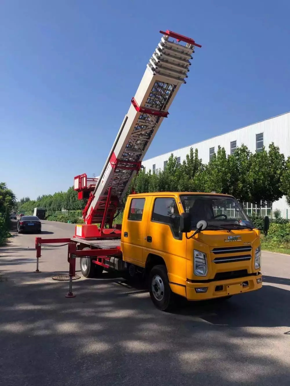 沁阳附近的云梯车出租服务：轻松解决高空作业需求