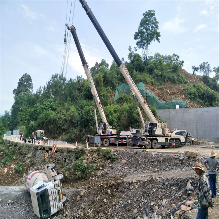 沁阳汽车掉沟里叫吊车救援要多少钱